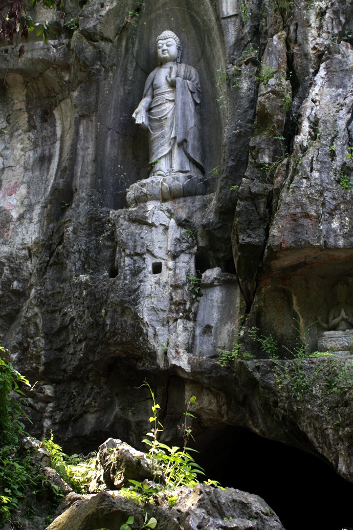 飞来峰上的石雕佛像，一切都是那么自然与和谐， 处处禅意悠悠